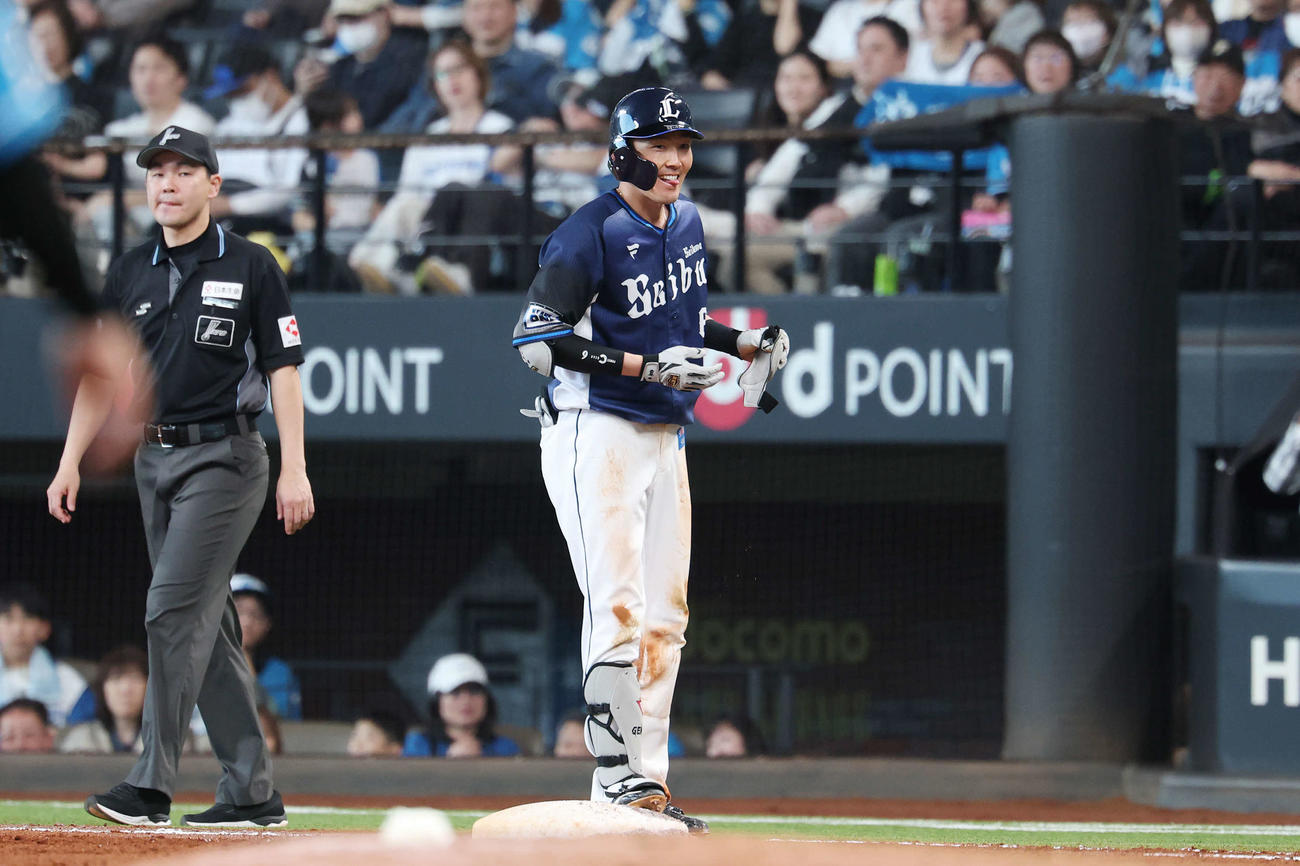 日本ハム対西武　8回表西武2死一、三塁、二塁適時内野安打を放ち笑顔の源田（撮影・宮地輝）