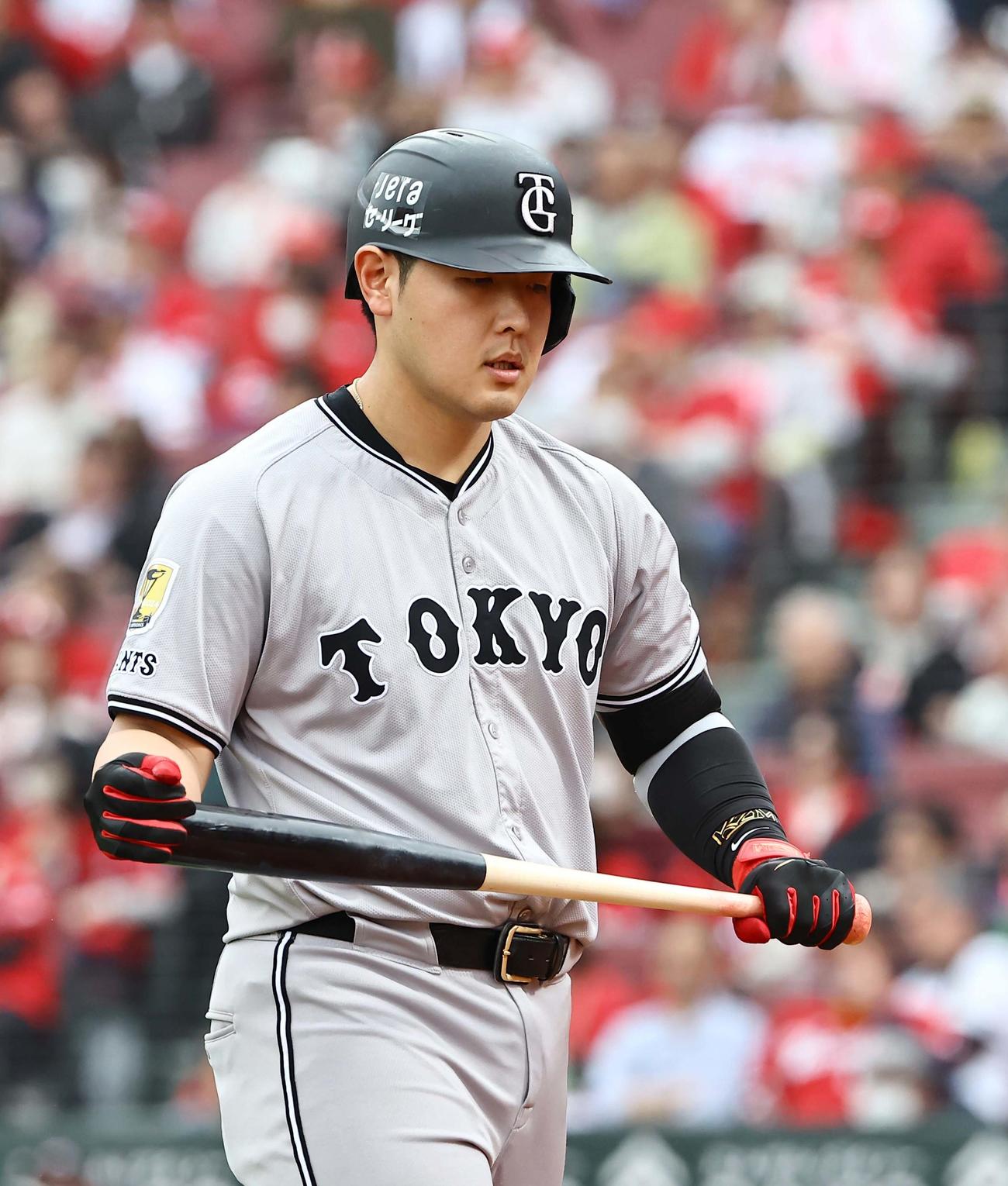 広島対巨人　8回表巨人1死一塁、岡本は右飛に倒れる（撮影・上田博志）