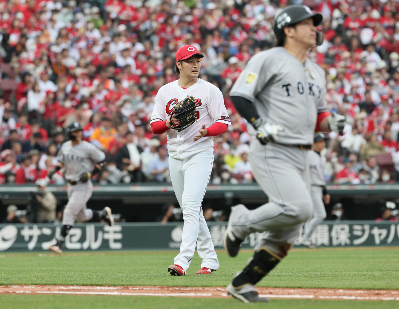 広島対巨人　88回表巨人2死一、二塁、甲斐（右）を右飛に打ち取った床田（撮影・加藤孝規）