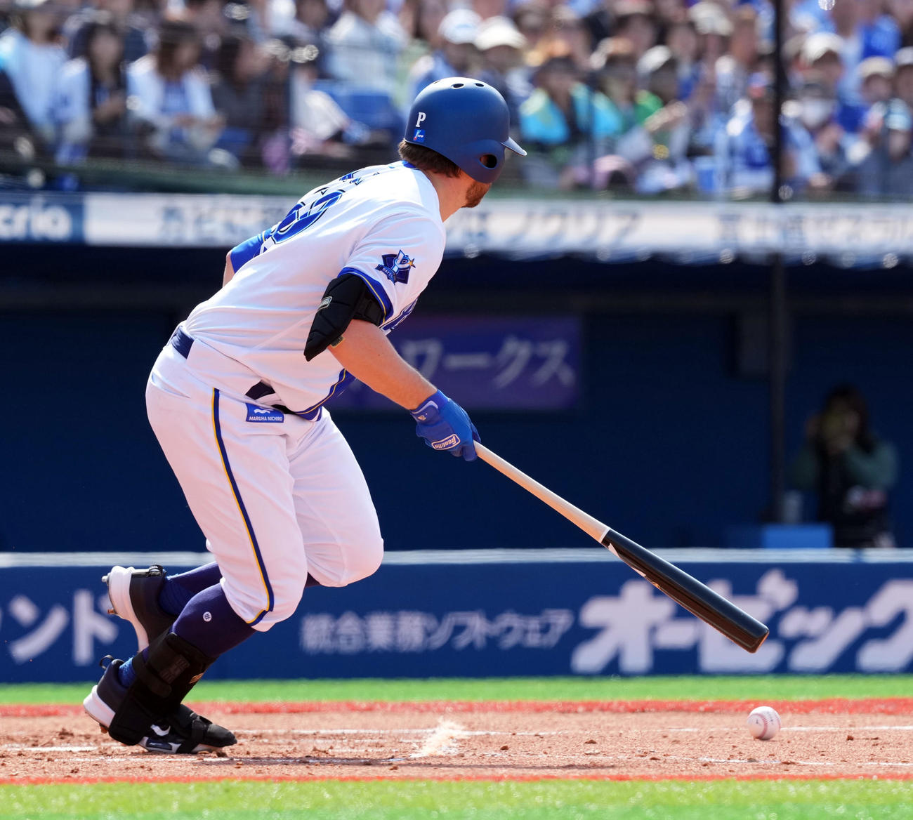 DeNA対ヤクルト　3回裏DeNA無死一塁、絶妙な送りバントを決めるケイ（撮影・たえ見朱実）