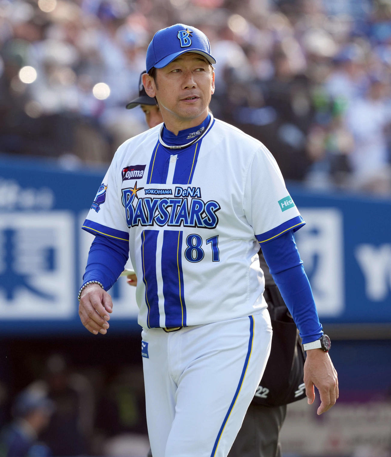 DeNA対ヤクルト　8回、選手の交代を告げるDeNA三浦監督（撮影・たえ見朱実）