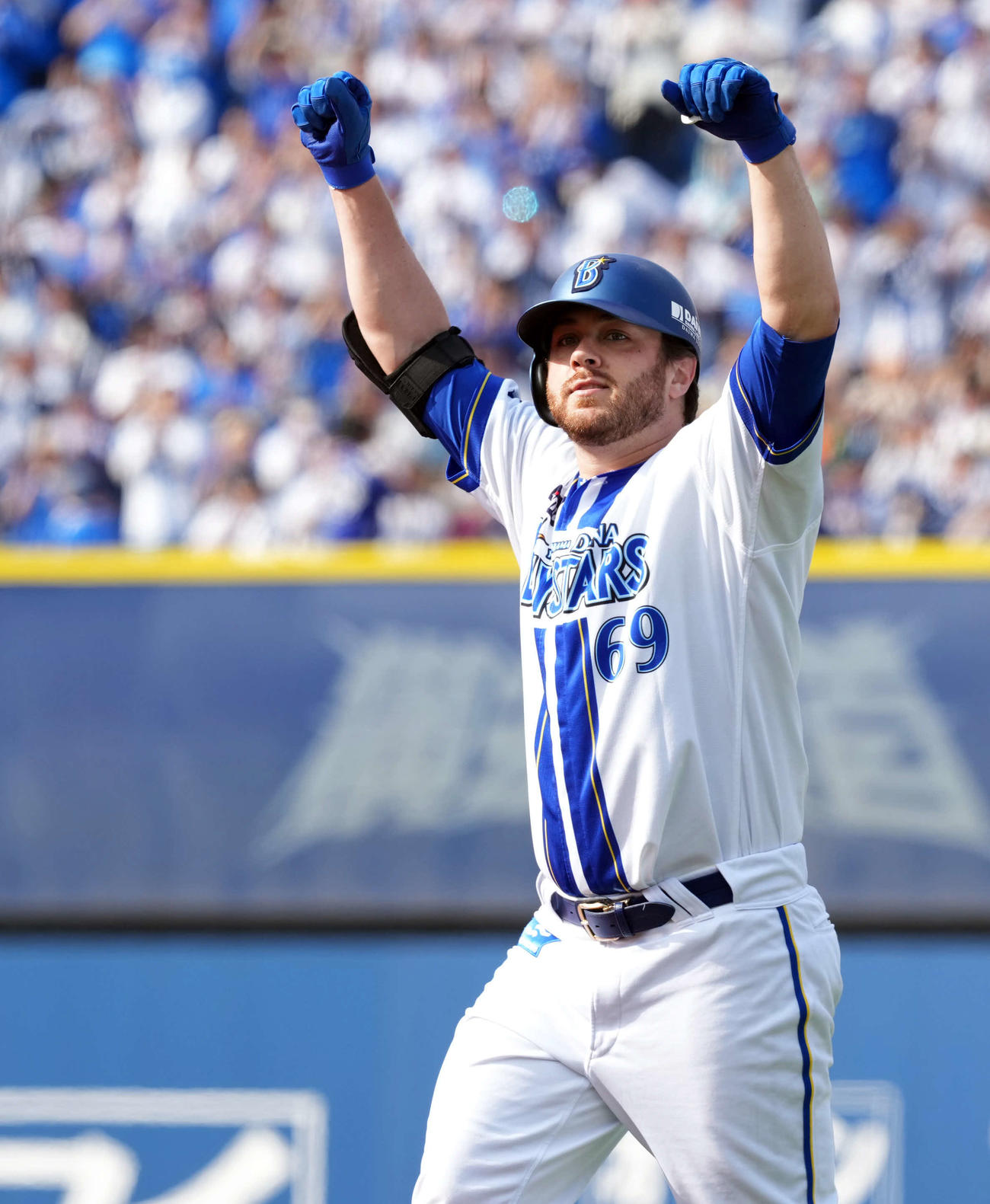 DeNA対ヤクルト　5回裏DeNA無死、投手内野安打を放ちポーズを決めるケイ（撮影・たえ見朱実）