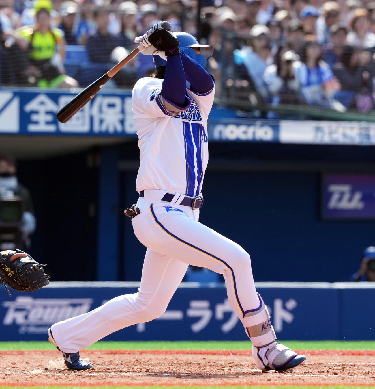 DeNA対ヤクルト　3回裏DeNA1死二塁、左前に適時打を放つ梶原（撮影・たえ見朱実）