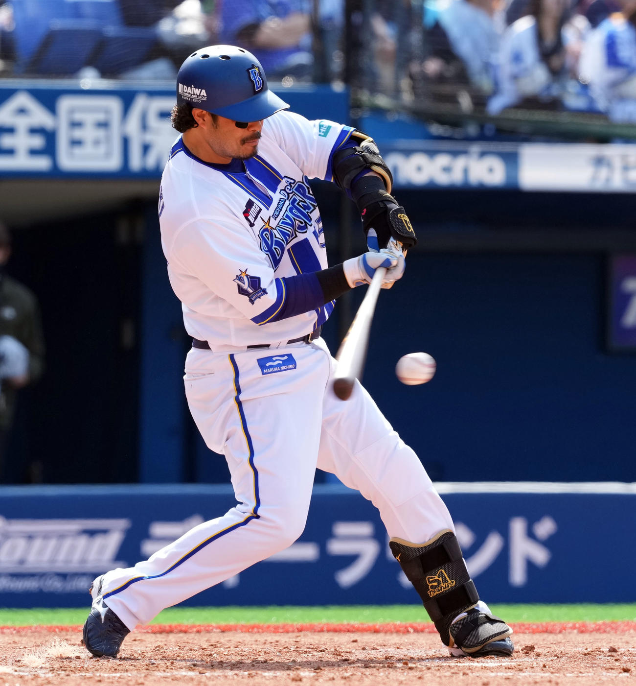 DeNA対ヤクルト　3回裏DeNA2死一、二塁、投手強襲の適時内野安打を放つ宮崎（撮影・たえ見朱実）