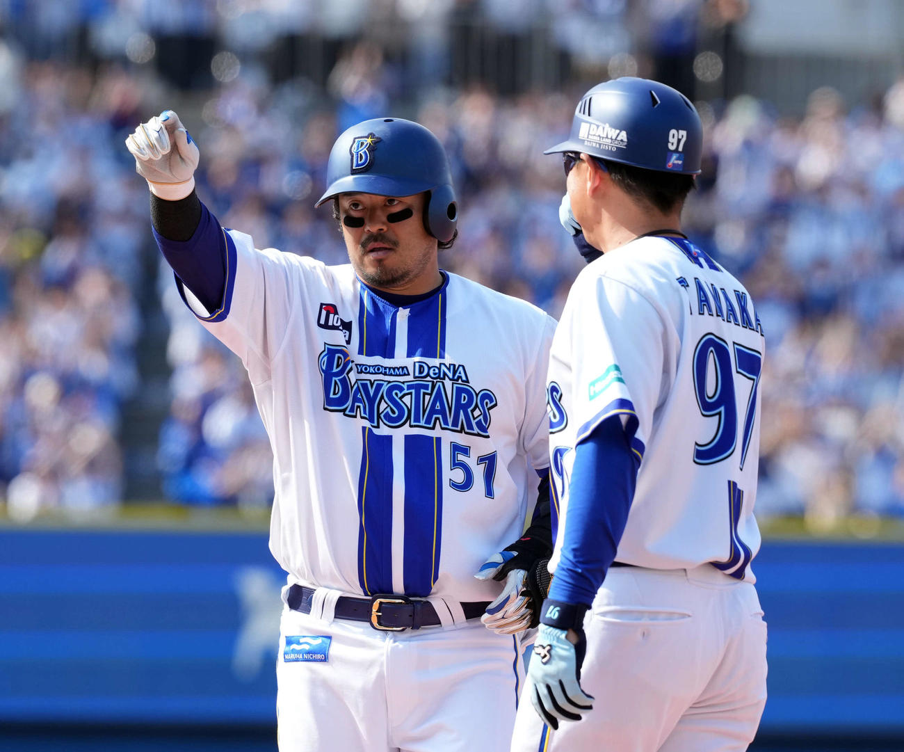 DeNA対ヤクルト　3回裏DeNA2死一、二塁、投手強襲の適時内野安打を放った宮崎（撮影・たえ見朱実）