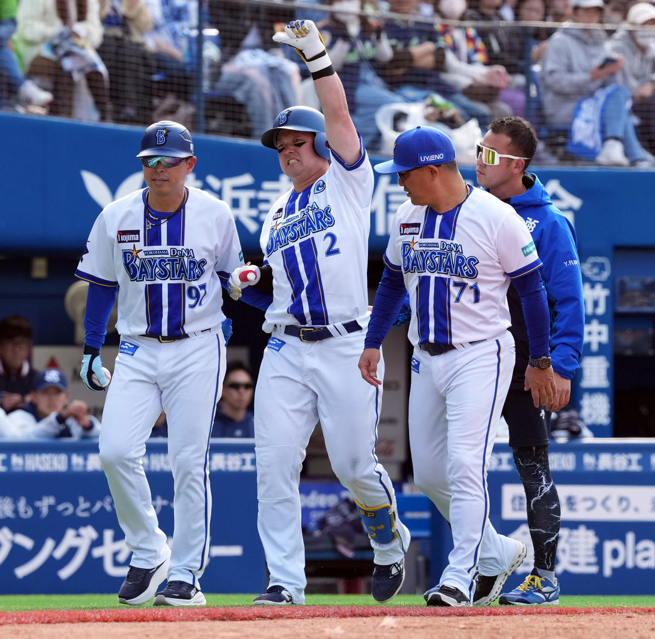 DeNA対ヤクルト　5回裏DeNA1死一塁、死球を受け痛そうな表情を見せる牧（撮影・たえ見朱実）