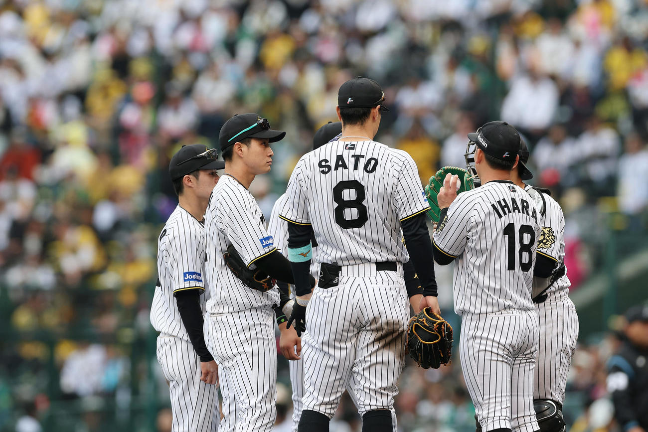 阪神対中日　7回表中日2死一、二塁、マウンドに集まる阪神の選手たち（撮影・前田充）