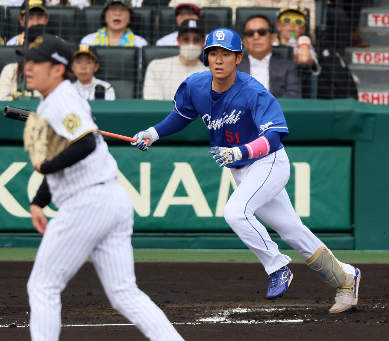 阪神対中日　1回表中日1死三塁、上林は中前適時打を放ち先制。投手西勇（撮影・加藤哉）