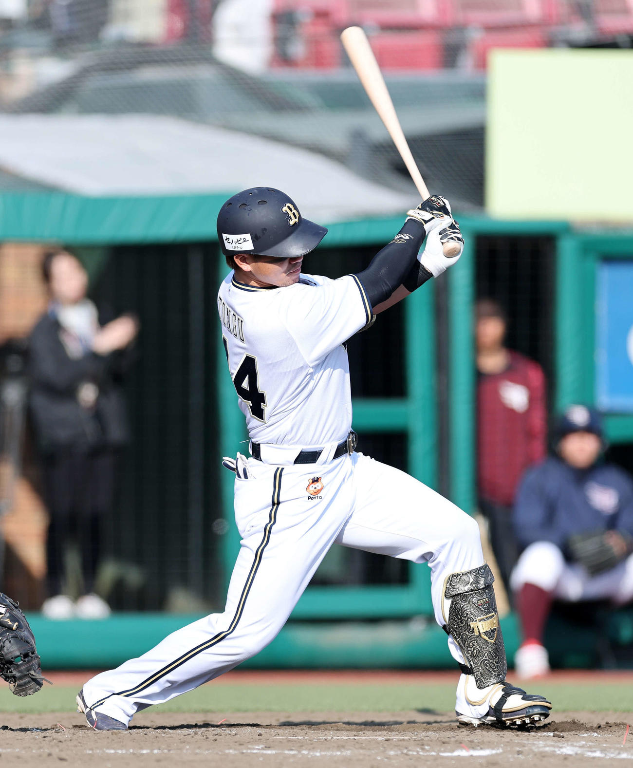 楽天対オリックス　5回表オリックス1死、頓宮は左前打を放つ（撮影・鈴木正人）　