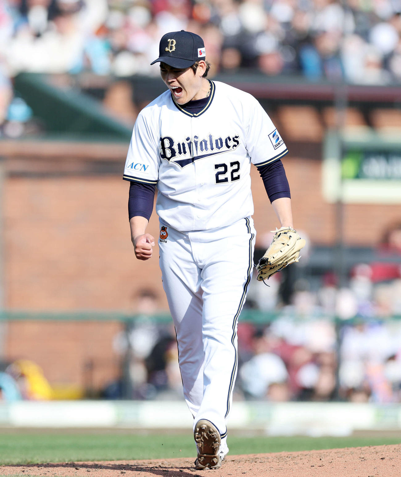 楽天対オリックス　4回裏、楽天の攻撃を抑えガッツポーズで雄たけびを上げるオリックス九里（撮影・鈴木正人）　