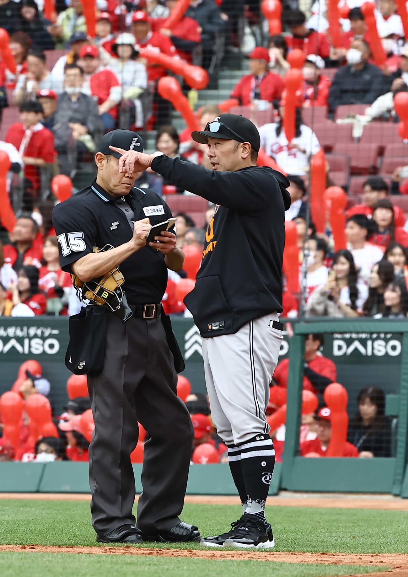 広島対巨人　選手交代を告げる阿部監督（撮影・上田博志）
