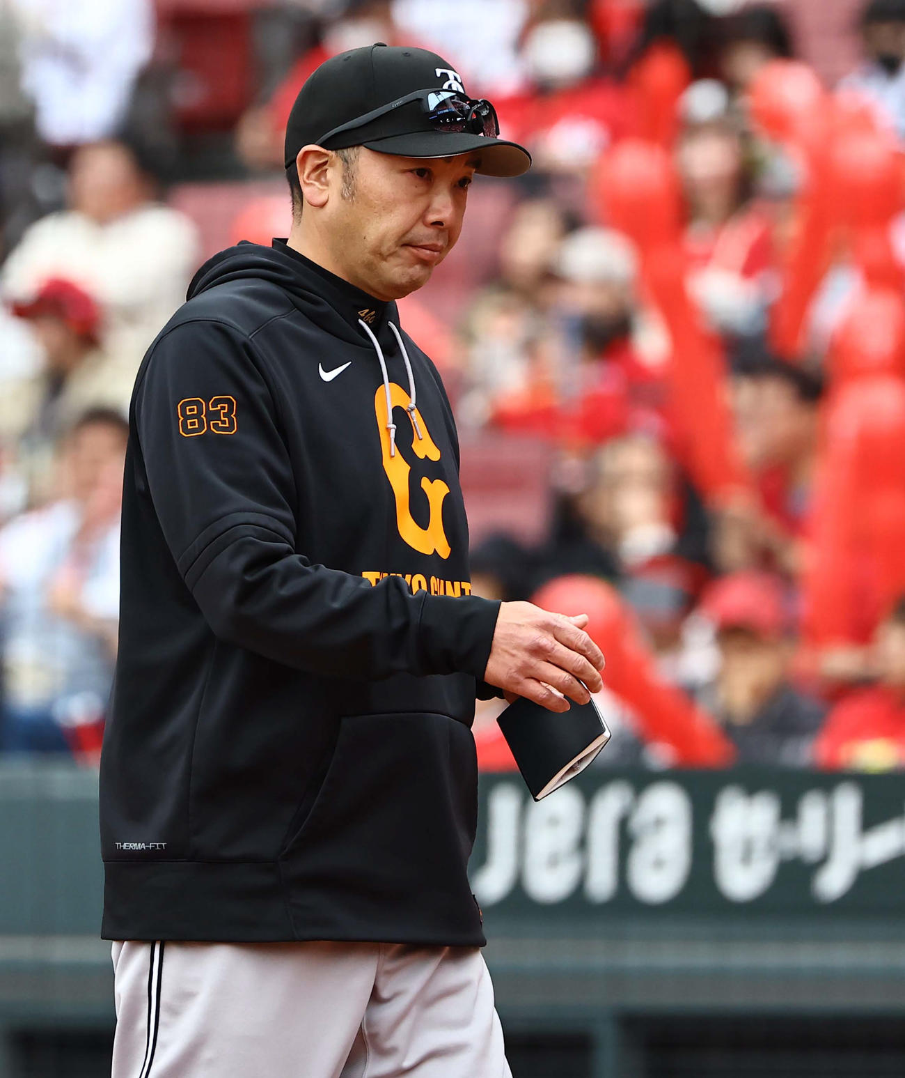 広島対巨人　選手交代を告げる阿部監督（撮影・上田博志）
