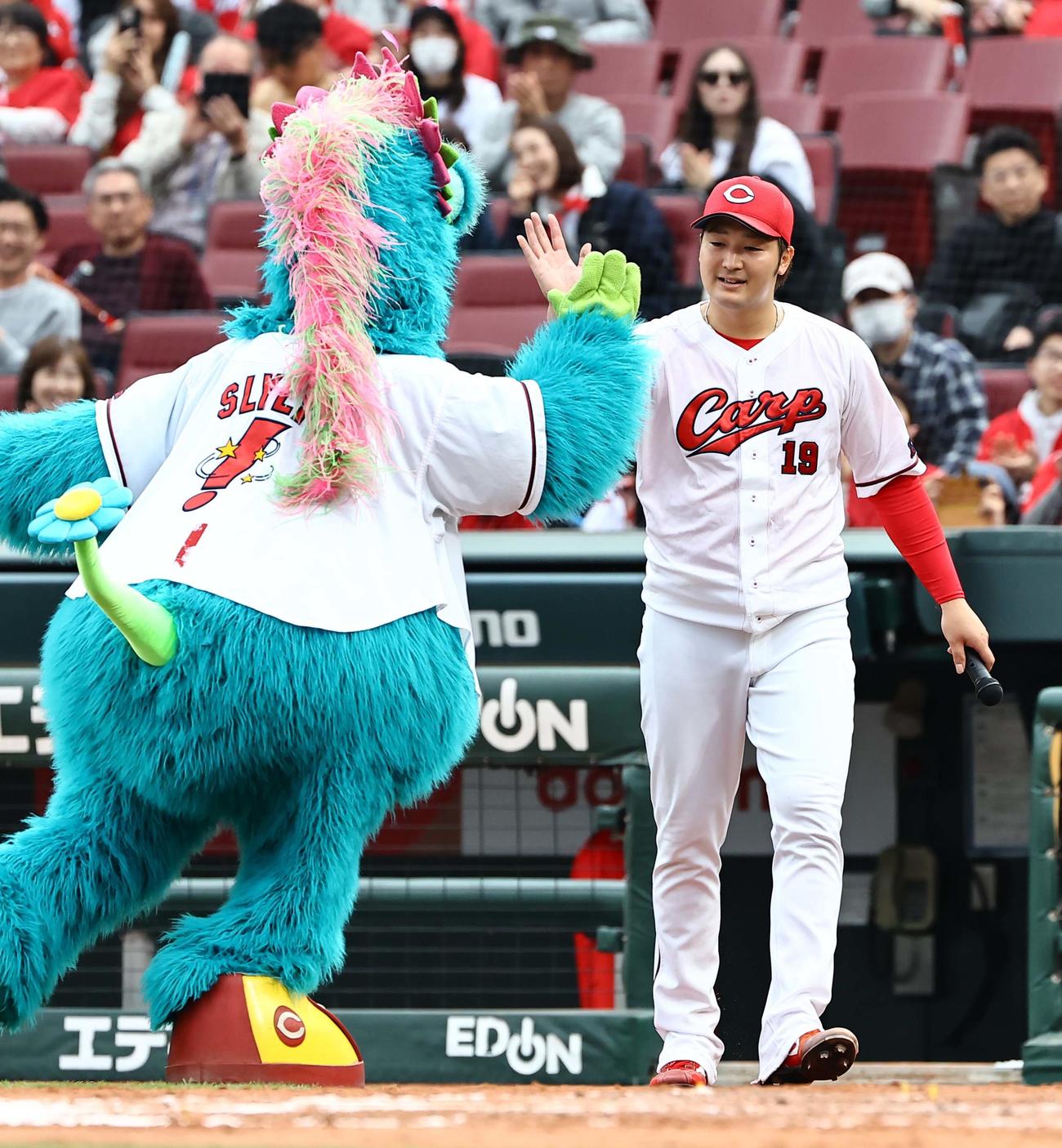 広島対巨人　完封勝利した床田はスラィリーとハイタッチする（撮影・上田博志）