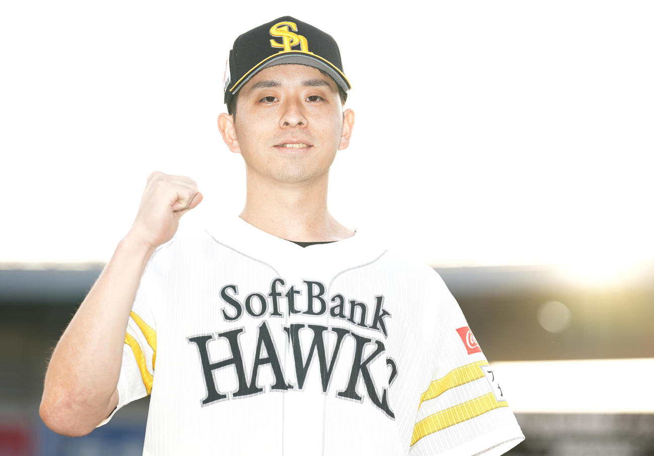 ロッテ対ソフトバンク　勝利投手のソフトバンク大関は笑顔でガッツポーズ（撮影・鈴木みどり）
