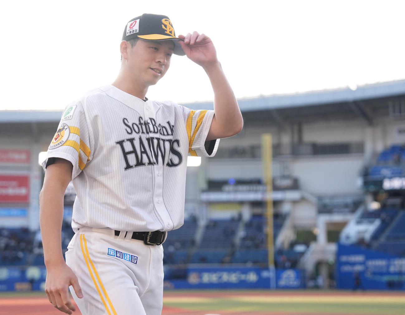 ロッテ対ソフトバンク　勝利投手のソフトバンク大関はファンの声援に応える（撮影・鈴木みどり）