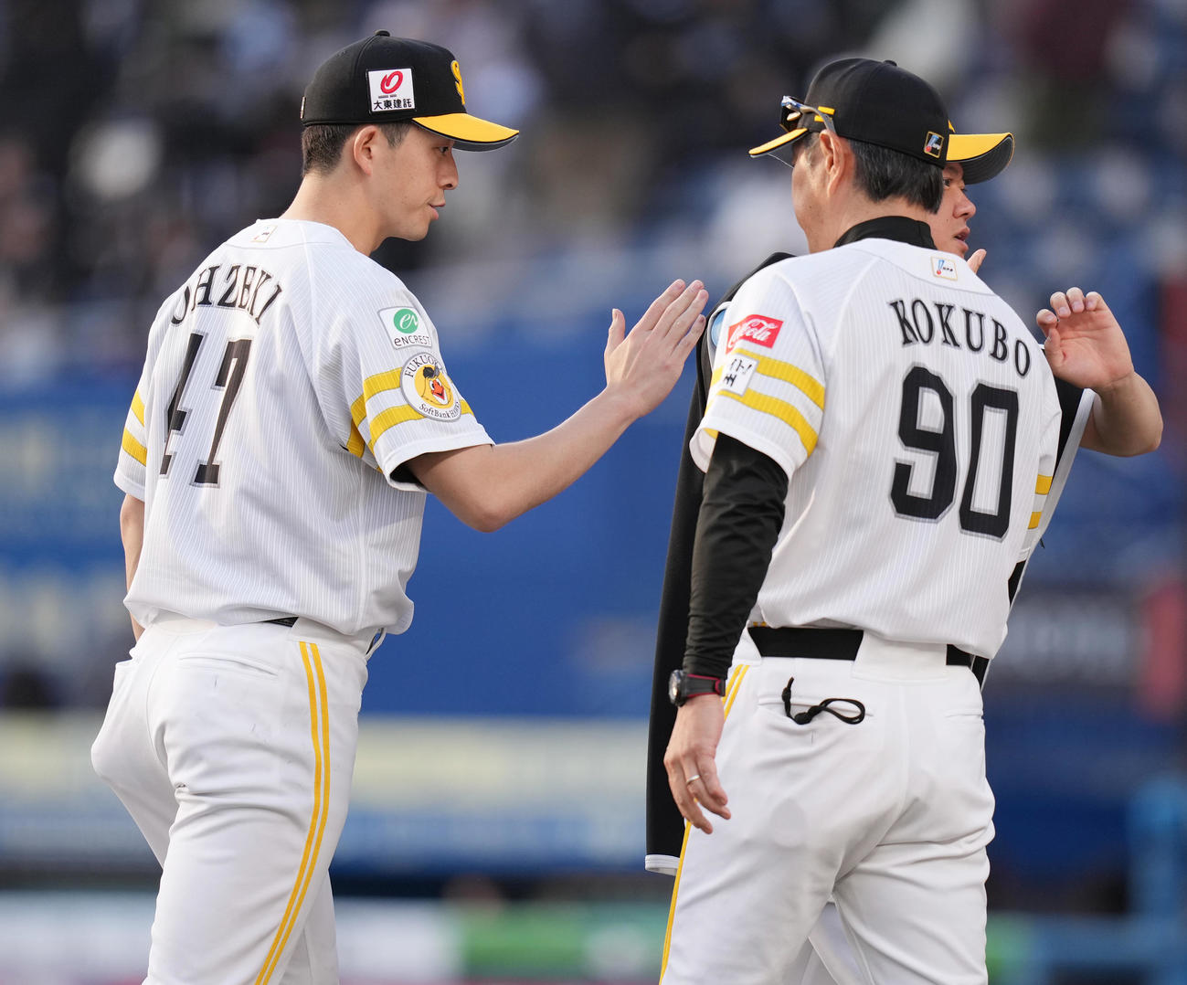 ロッテ対ソフトバンク　勝利投手のソフトバンク大関（左）は小久保監督とハイタッチ（撮影・鈴木みどり）