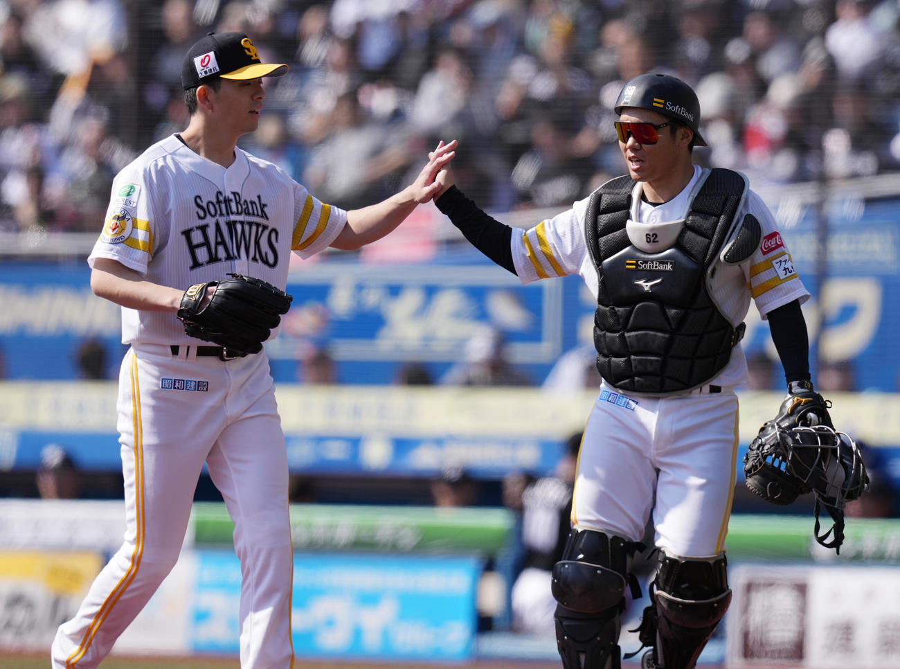 ロッテ対ソフトバンク　2回裏まで無失点に抑え、海野（右）とタッチを交わすソフトバンク大関（撮影・鈴木みどり）