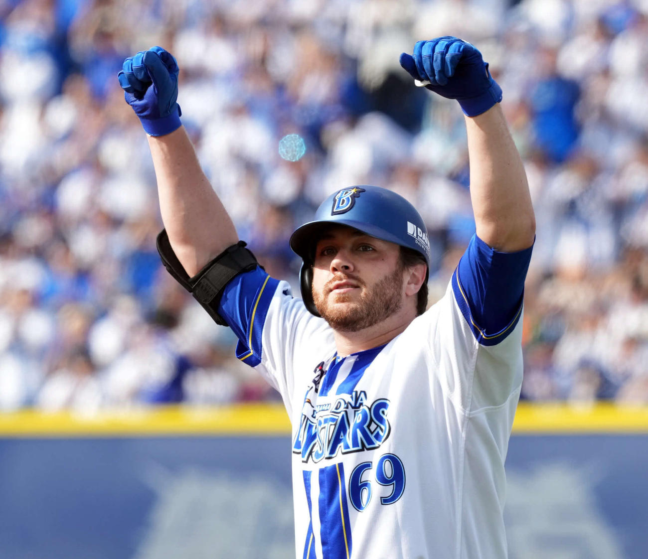 DeNA対ヤクルト　5回裏DeNA無死、投手内野安打を放ちポーズを決めるケイ（撮影・たえ見朱実）