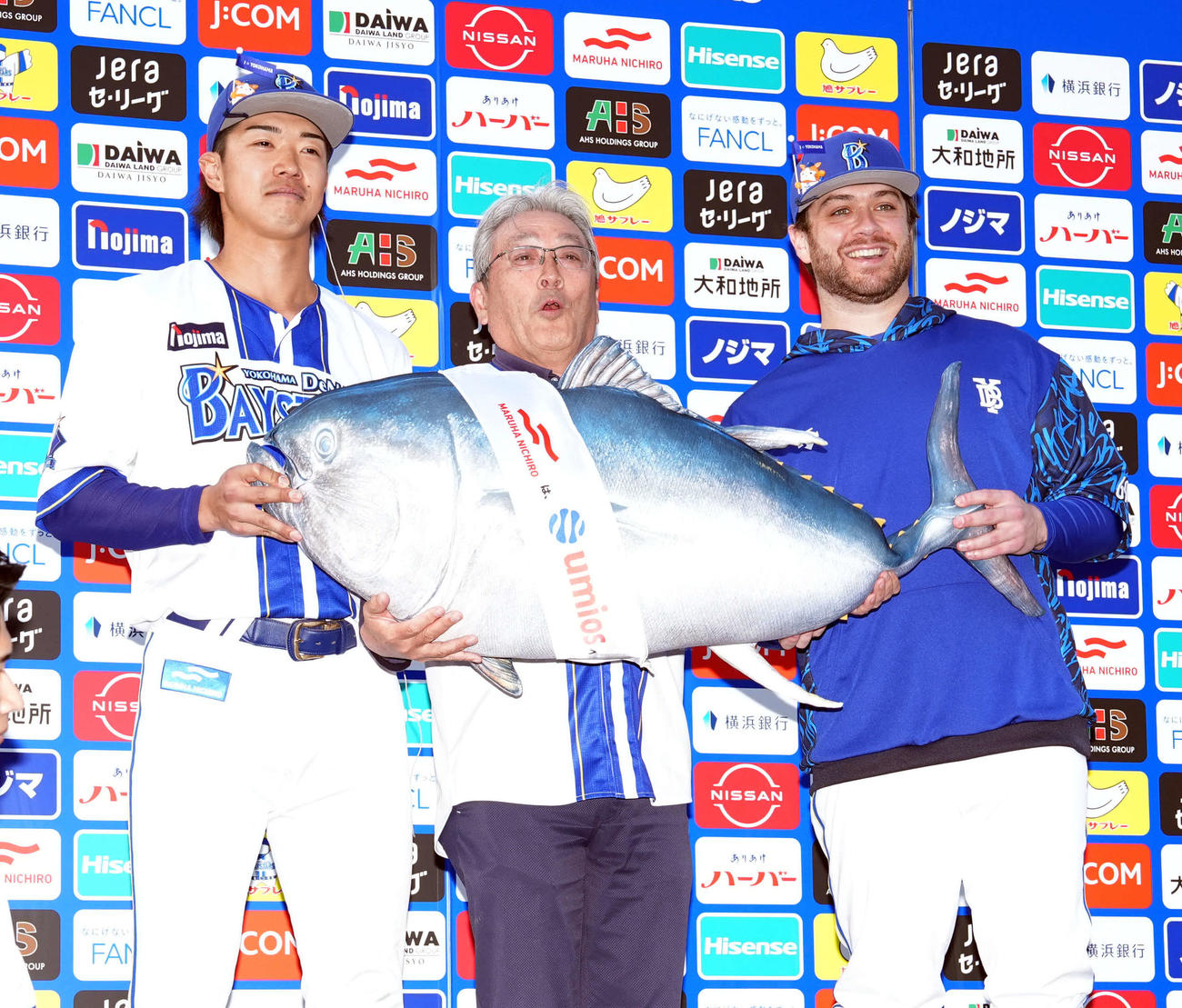 DeNA対ヤクルト　ヤクルトに勝利しヒーローインタビューで記念撮影に納まるDeNA梶原（左）とケイ。中央はプレゼンターのマルハニチロの池見社長（撮影・たえ見朱実）