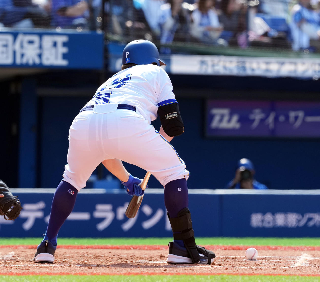 DeNA対ヤクルト　3回裏DeNA無死一塁、絶妙な送りバントを決めるケイ（撮影・たえ見朱実）