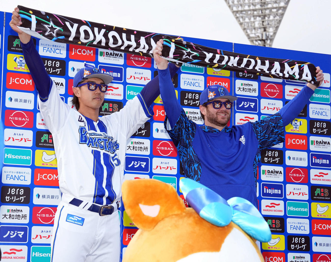 DeNA対ヤクルト　ヤクルトに勝利し記念撮影に納まるDeNA梶原（左）とケイ（撮影・たえ見朱実）