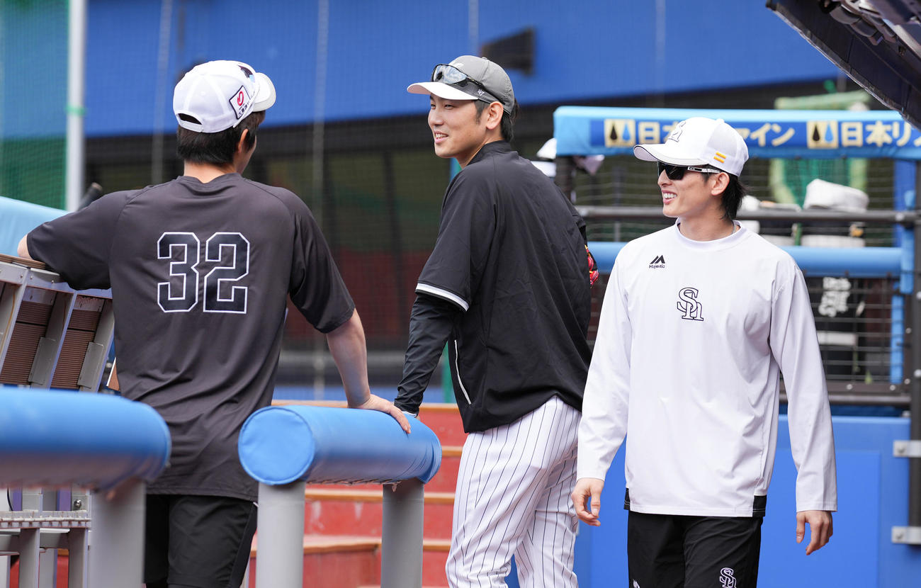 ロッテ対ソフトバンク　試合前練習でソフトバンク周東（右）、柳町（左）と話すロッテ石川柊（撮影・鈴木みどり）
