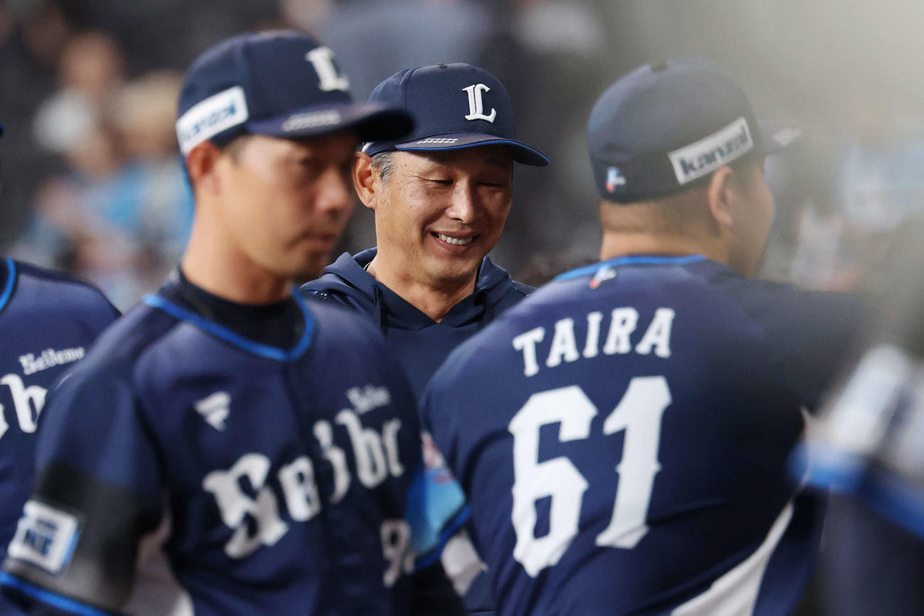 日本ハム対西武　勝利し笑顔を見せる西武西口文也監督（撮影・宮地輝）