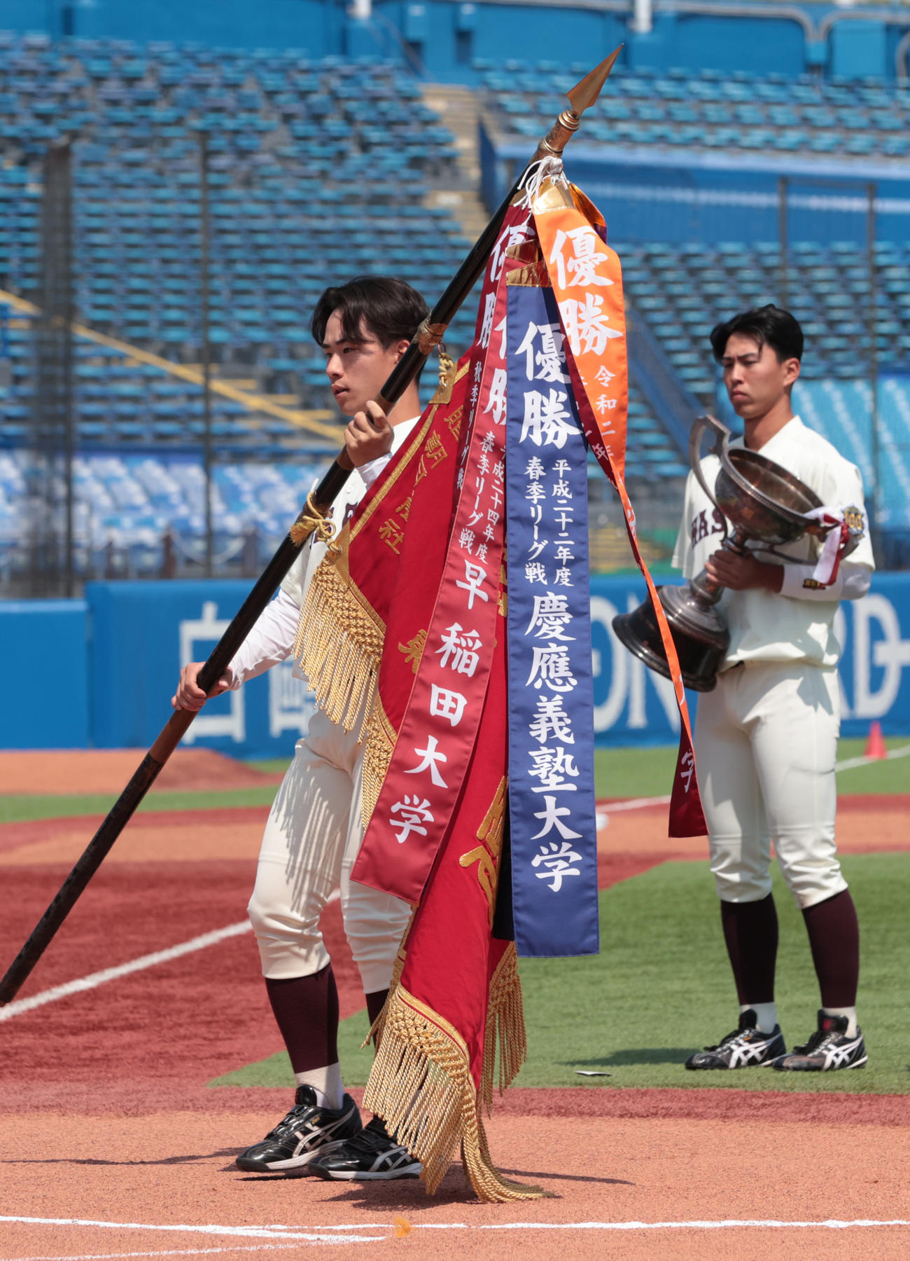 六大学野球開会式で優勝旗返還する早大・大西（撮影・柴田隆二）