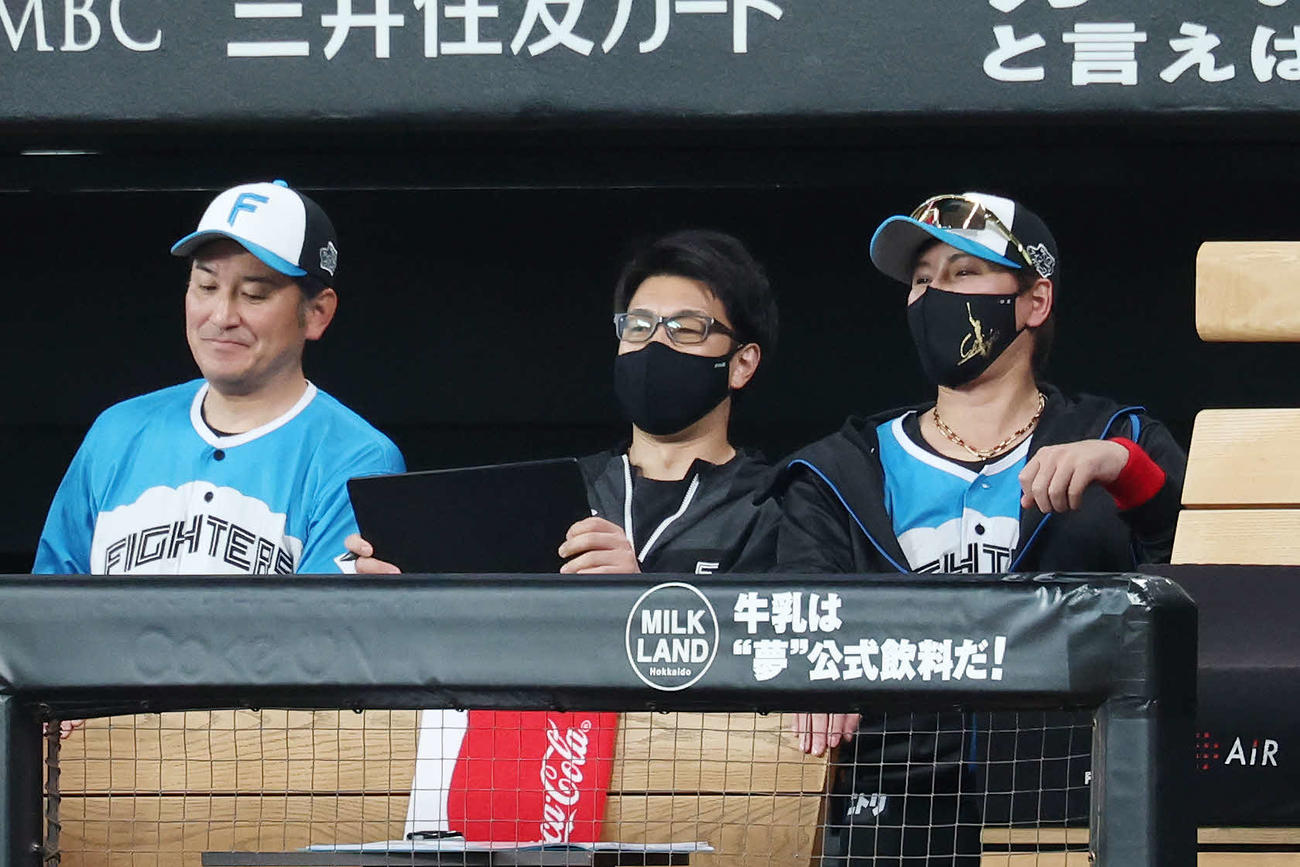 日本ハム対西武　9回裏日本ハム2死満塁、田宮が一ゴロに倒れ悔しい表情の新庄監督（右）（撮影・宮地輝）