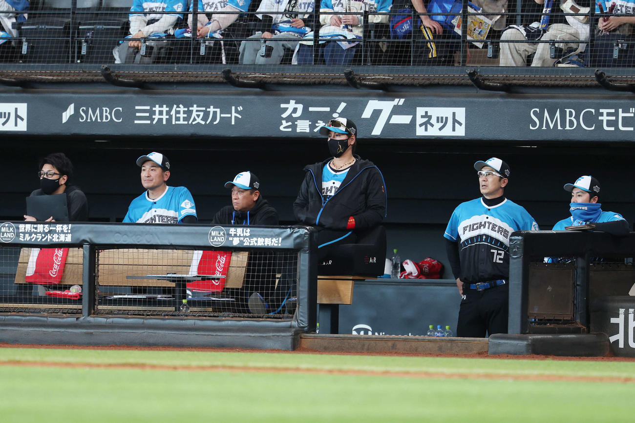 日本ハム対西武　9回表西武無死二塁、平沼に中前適時打を浴び厳しい表情の新庄監督（中央右）（撮影・宮地輝）