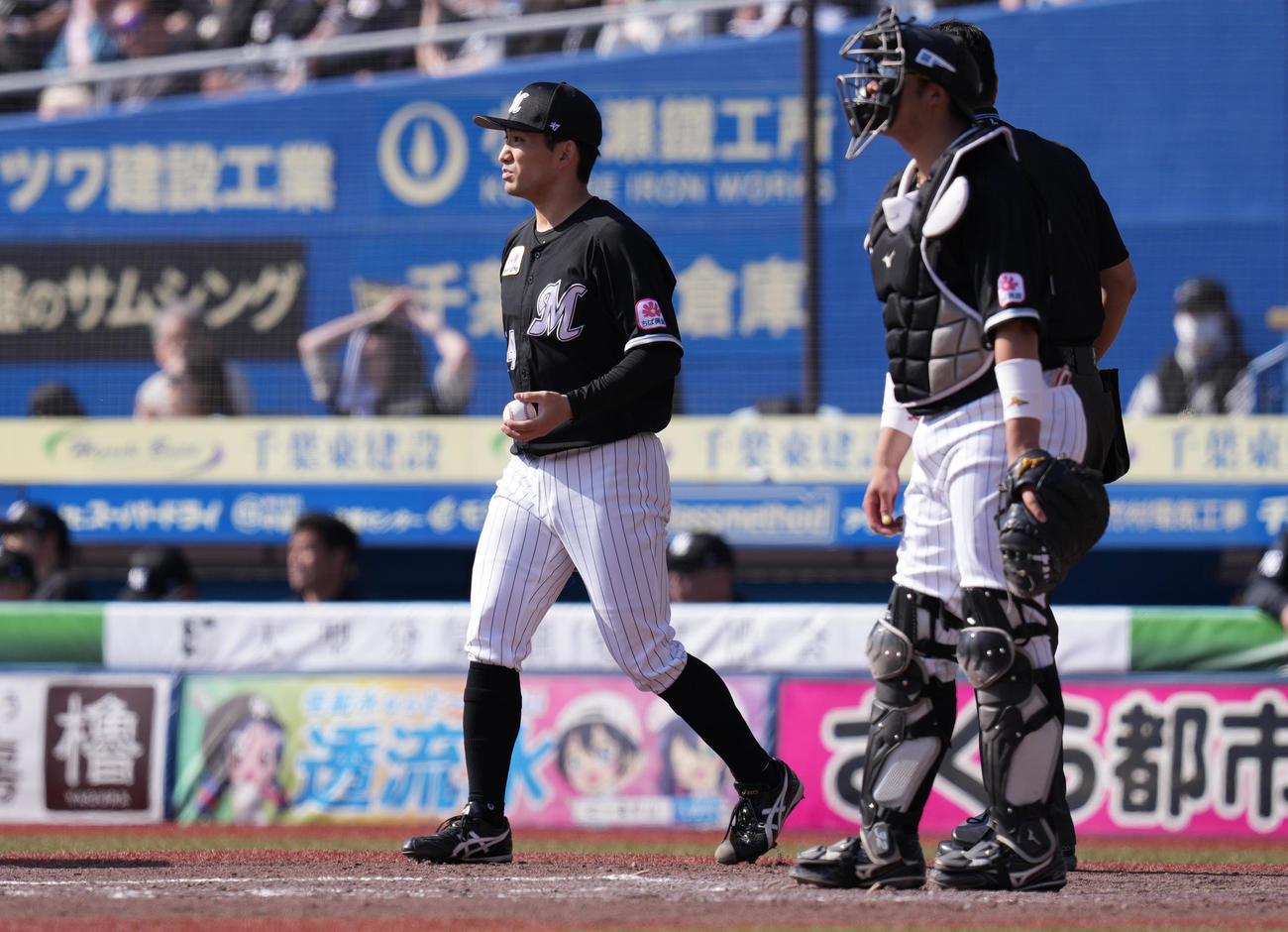 ロッテ対ソフトバンク　4回表ソフトバンク1死一、二塁、牧原大に左適時二塁打を浴び、険しい表情の小島（撮影・鈴木みどり）