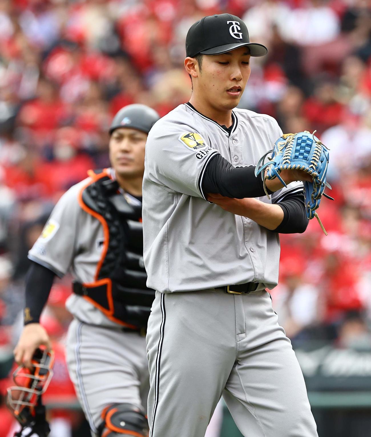 広島対巨人　3回、先制を許した赤星はベンチに引き揚げる（撮影・上田博志）