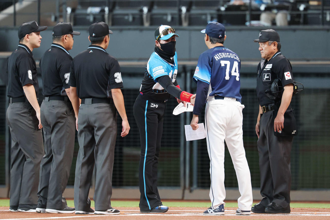 日本ハム対西武　試合前メンバー表を交換し西武西口監督（右から2人目）と握手する日本ハム新庄監督（中央右）（撮影・宮地輝）