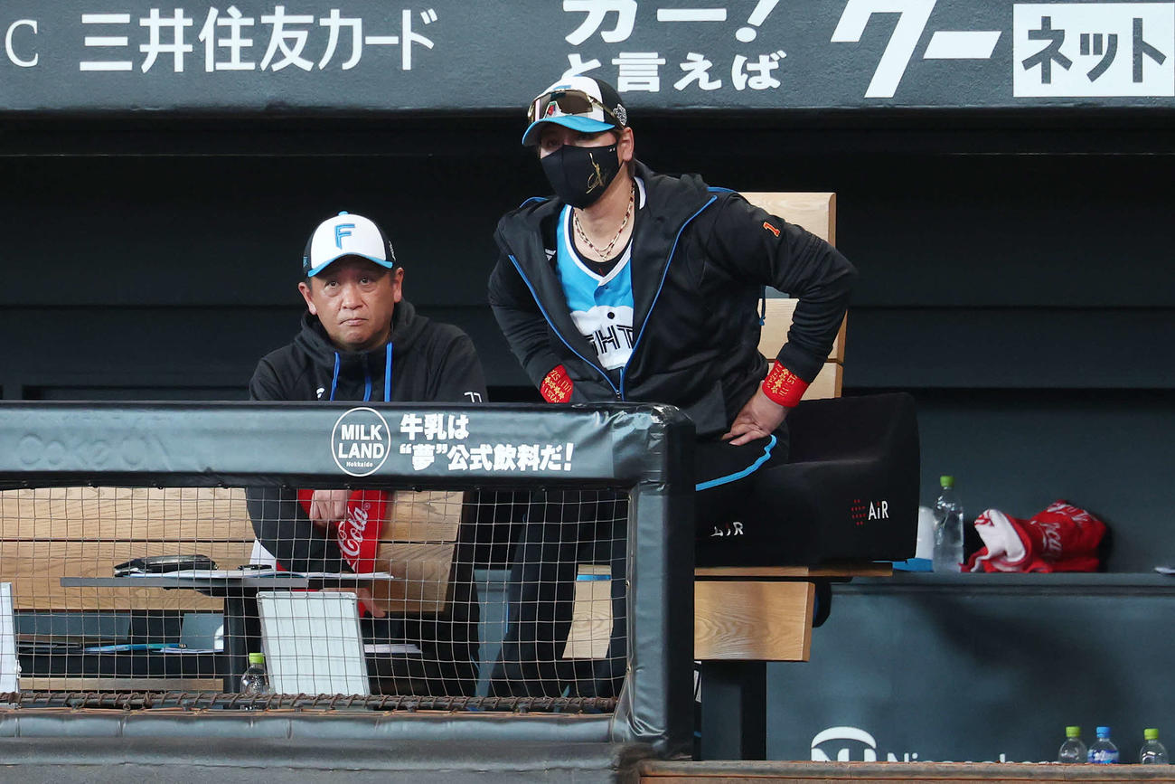 日本ハム対西武　8回表西武2死一、三塁、源田に二塁適時内野安打を浴び厳しい表情の新庄監督（右）（撮影・宮地輝）