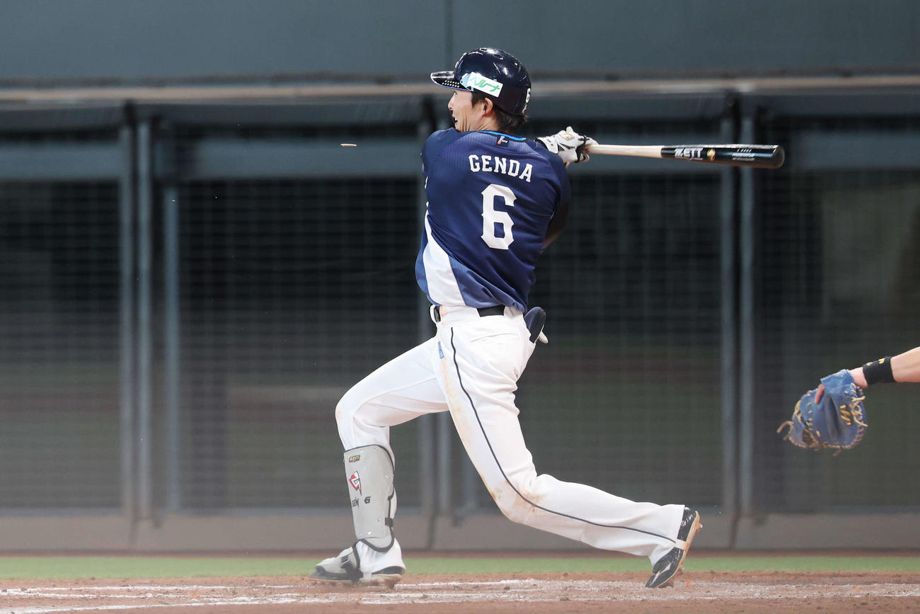 日本ハム対西武　8回表西武2死一、三塁、二塁適時内野安打を放つ源田（撮影・宮地輝）