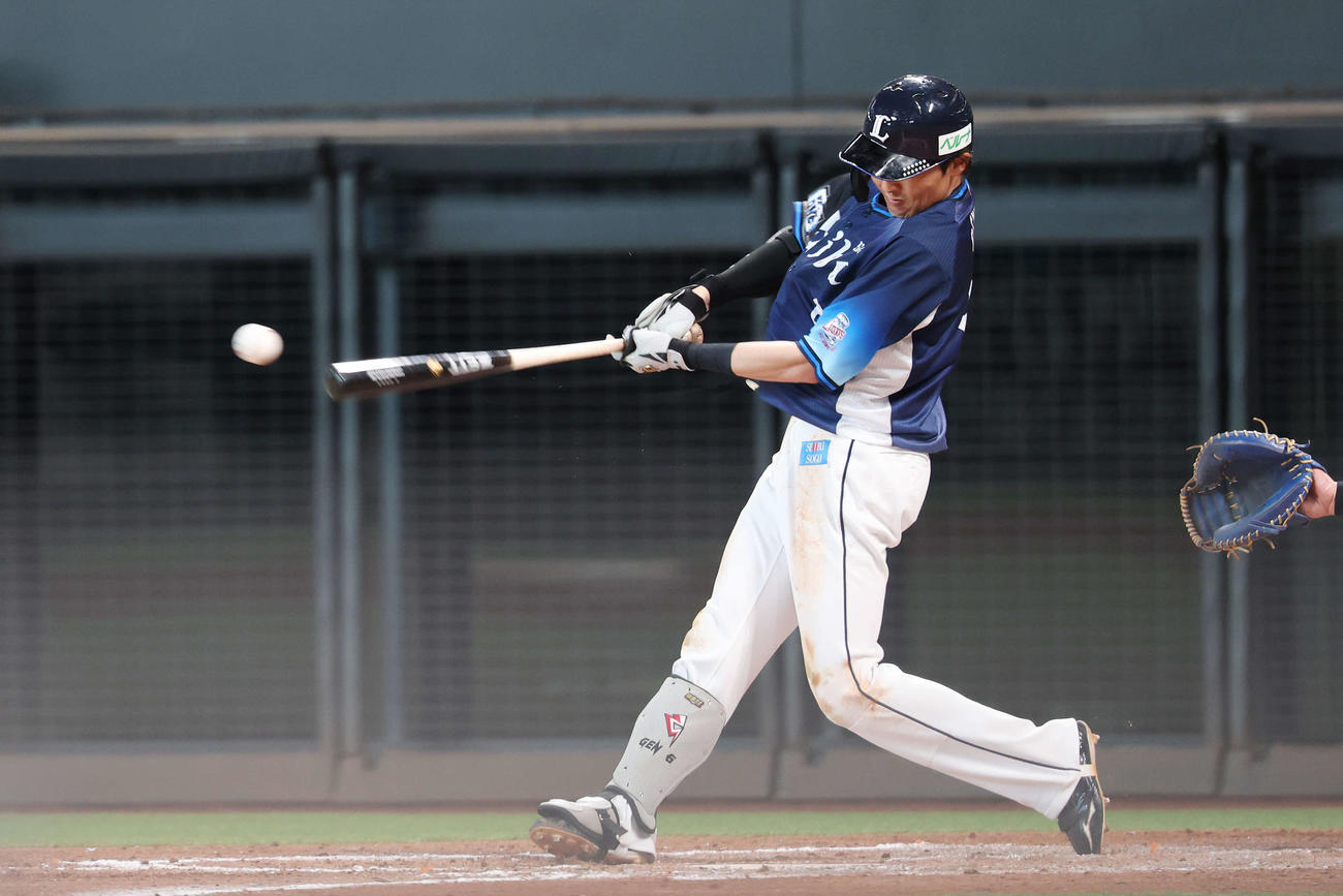 日本ハム対西武　8回表西武2死一、三塁、二塁適時内野安打を放つ源田（撮影・宮地輝）