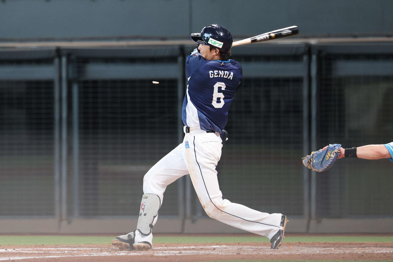 日本ハム対西武　8回表西武2死一、三塁、二塁適時内野安打を放つ源田（撮影・宮地輝）