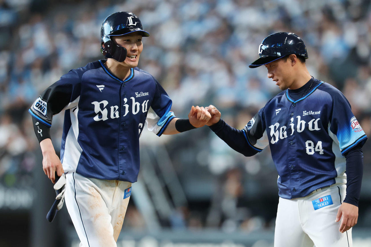 日本ハム対西武　8回表西武2死一、三塁、二塁適時内野安打を放った源田（左）は笑顔でグータッチする（撮影・宮地輝）