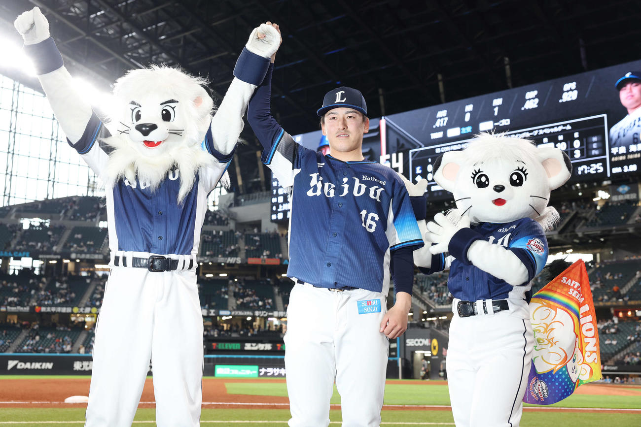 日本ハム対西武　勝利しレオ（左）とライナ（右）と記念撮影に納まる西武隅田（撮影・宮地輝）