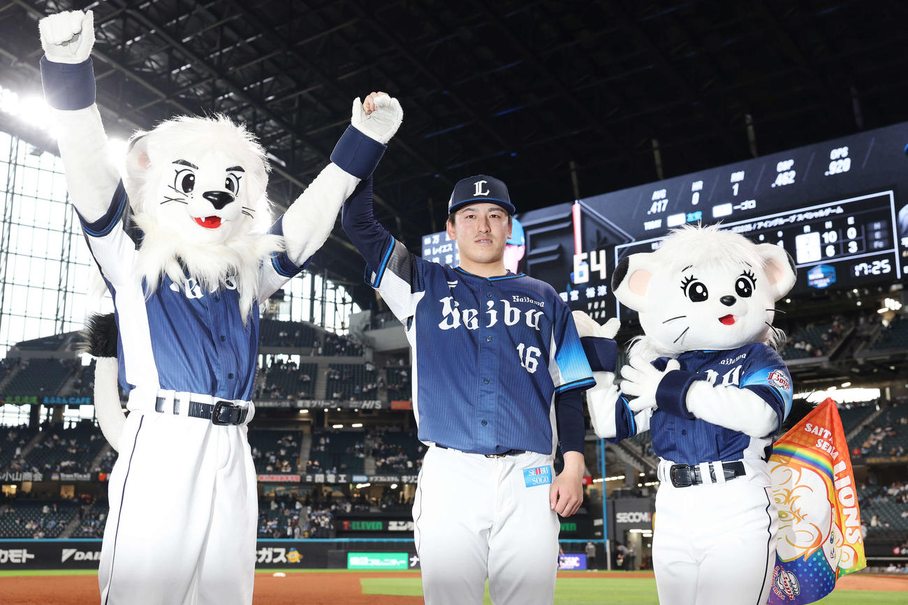 日本ハム対西武　勝利しレオ（左）とライナ（右）と記念撮影に納まる西武隅田（撮影・宮地輝）