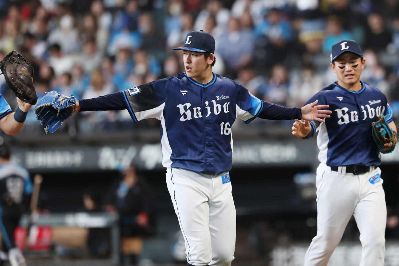 日本ハム対西武　2回裏を3者凡退に抑えタッチを交わす西武先発の隅田（撮影・宮地輝）