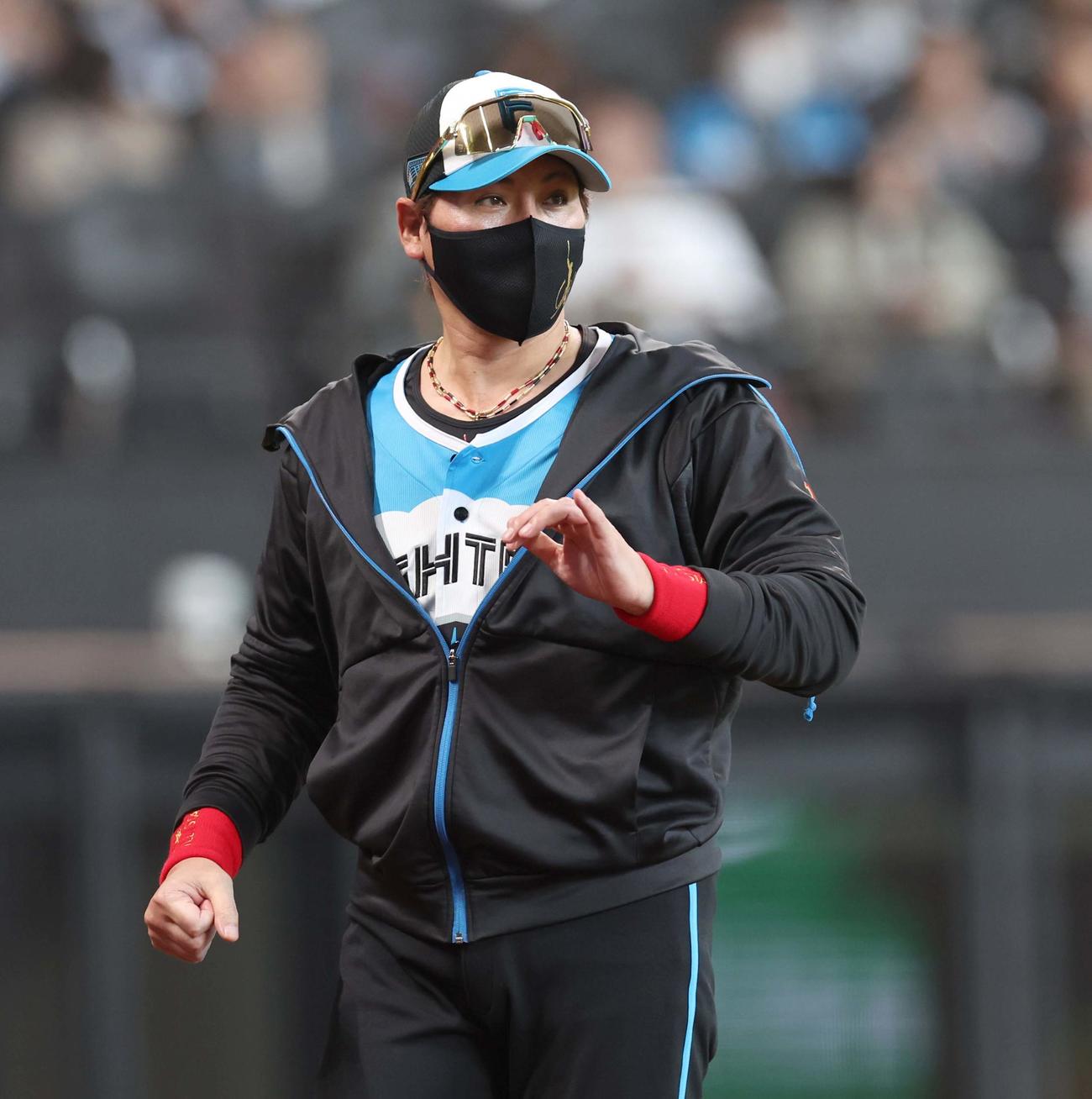 日本ハム対西武　投手交代を告げる新庄監督（撮影・黒川智章）