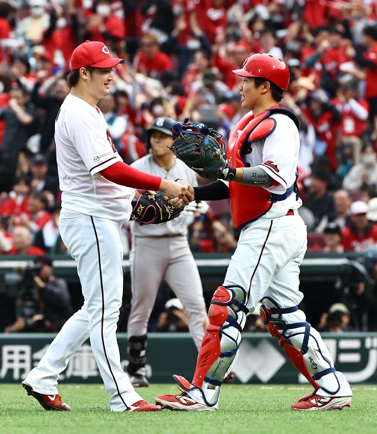 広島対巨人　完封勝利した床田（左）は石原と笑顔で握手を交わす（撮影・上田博志）