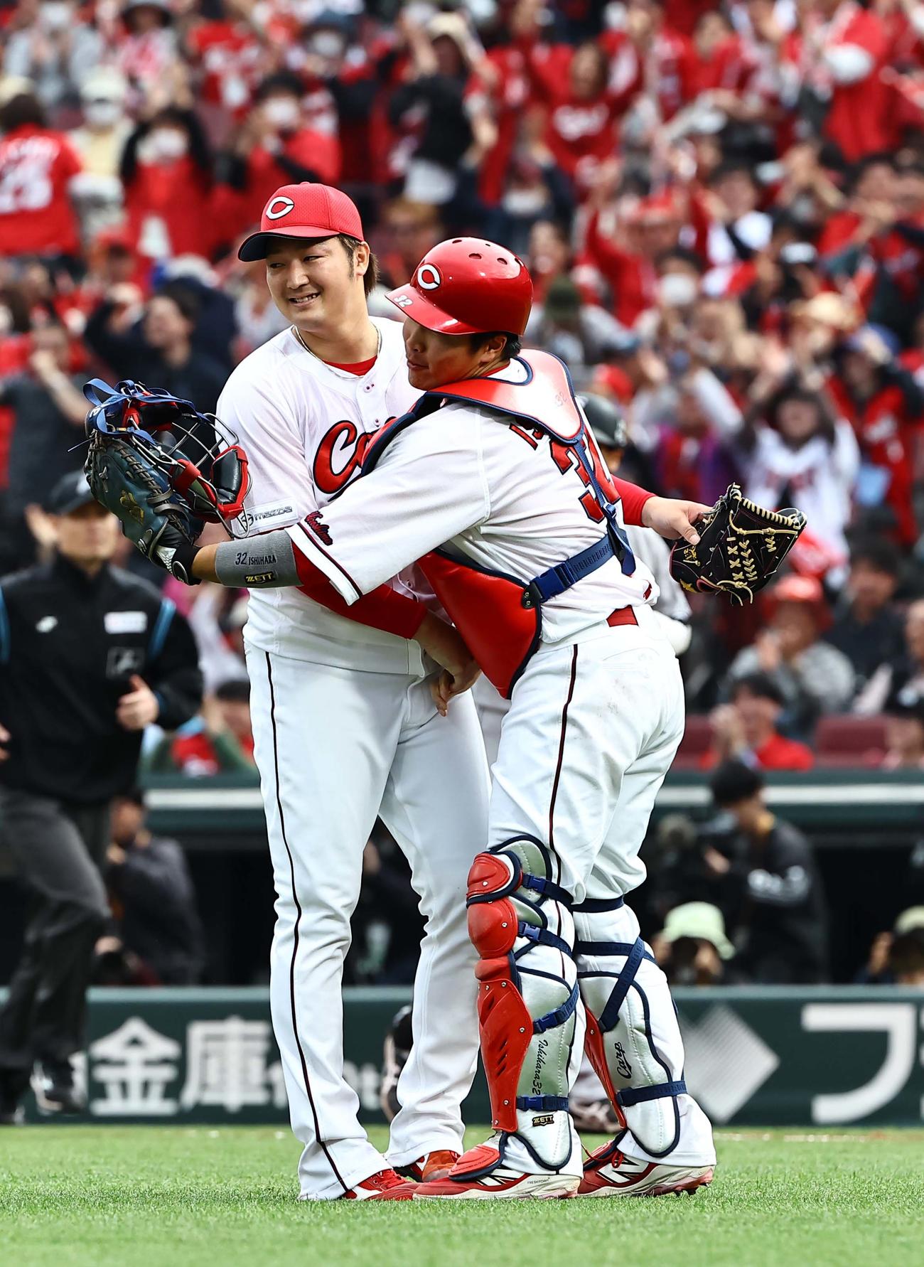 広島対巨人　完封勝利した床田（左）は石原と抱き合って喜ぶ（撮影・上田博志）