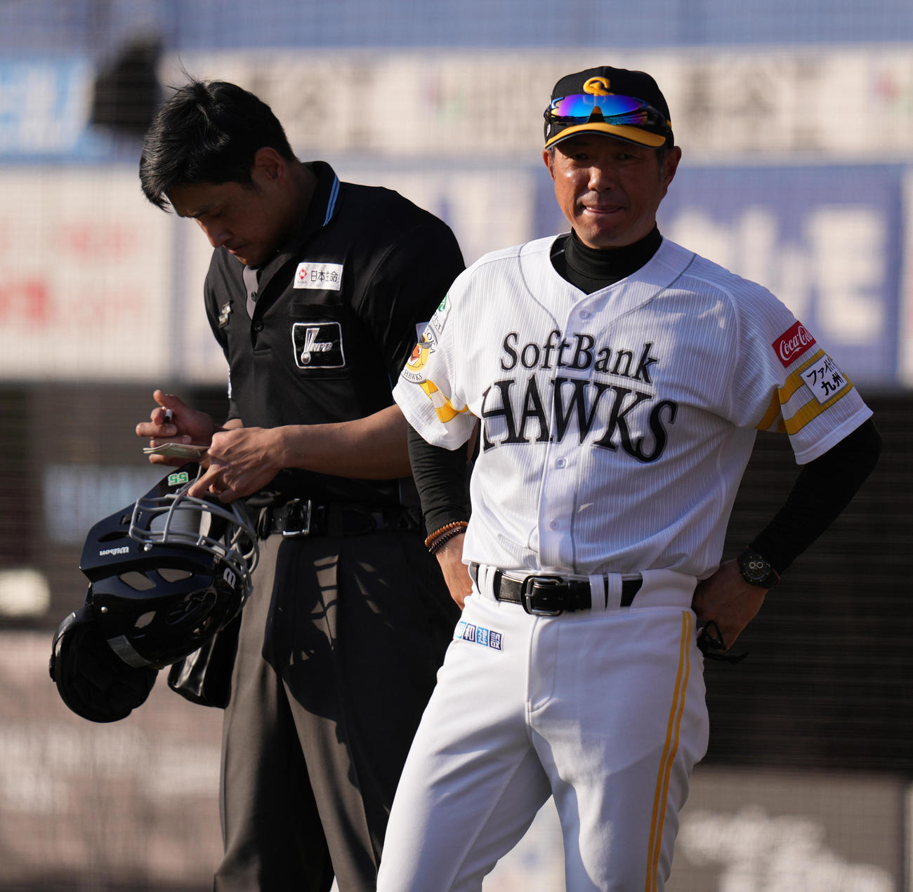 ロッテ対ソフトバンク　8回裏の選手交代を告げ、ベンチへ戻るソフトバンク小久保監督（撮影・鈴木みどり）
