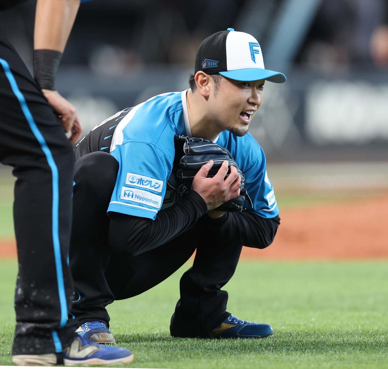 日本ハム対西武　8回表西武2死一、三塁、源田に二前適時内野安打を許し悔しがる池田（撮影・黒川智章）