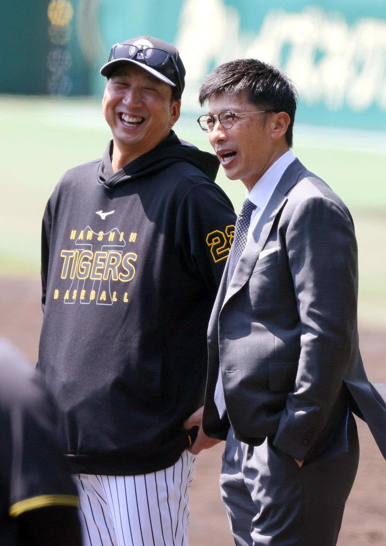 阪神対中日　試合前の練習で阪神藤川監督（左）は訪れたOB矢野氏と談笑する（撮影・上山淳一）