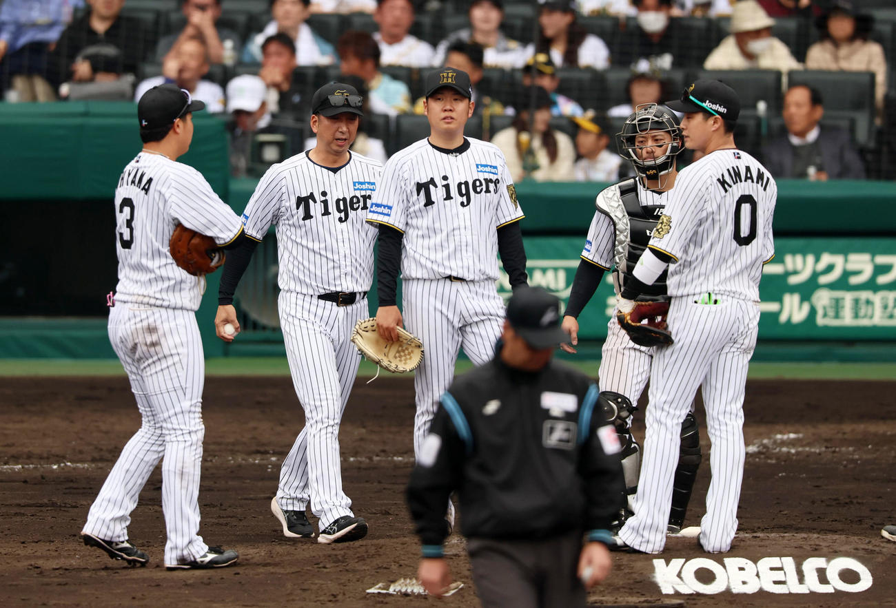 阪神対中日　5回表中日2死一塁、西勇に降板を告げる藤川監督（左から2人目）とマウンドに集まるナイン（撮影・加藤哉）