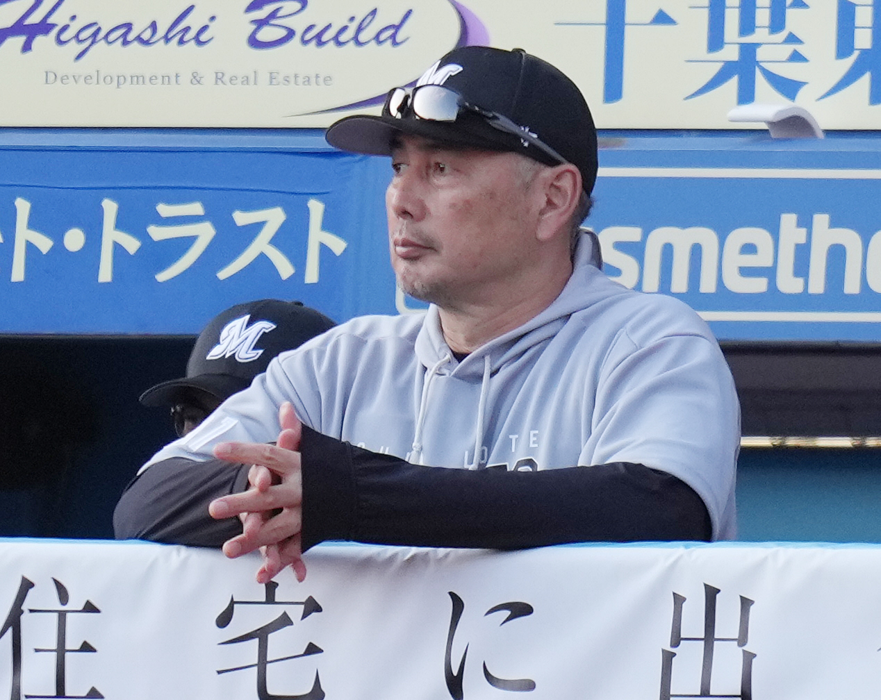 ロッテ対ソフトバンク　ベンチから試合を見守るロッテ吉井監督（撮影・鈴木みどり）