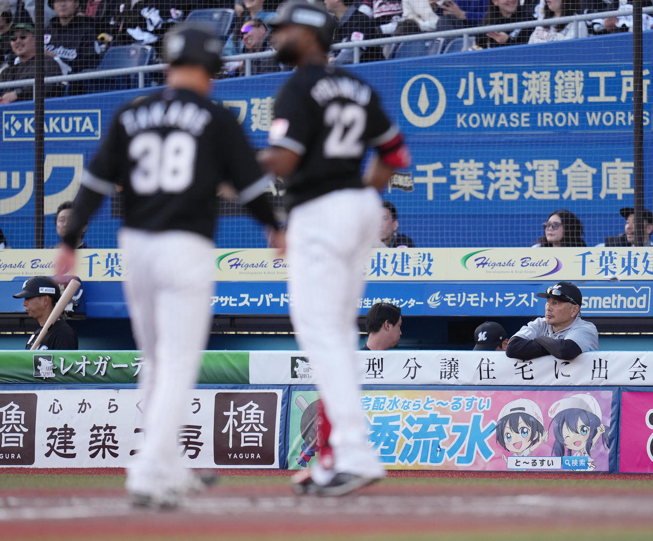 ロッテ対ソフトバンク　ソフトバンクに敗れ、ベンチでぼうぜんとするロッテ吉井監督（右）（撮影・鈴木みどり）